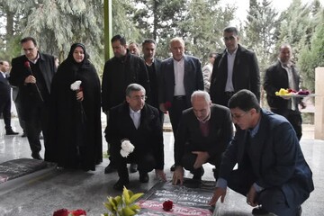 ادای احترام معاون رئیس‌جمهور به مقام شامخ شهدای خرم‌آباد