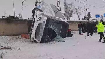 Ağrı'da otobüs devrildi: 16 yaralı