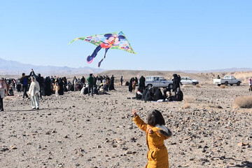 جشنواره بادبادک‌ها در طبیعت کوه سرخی بهاباد برگزار شد