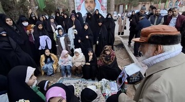 حضور  نوه‌های شهیدان  شاهرود بر مزار شهدا