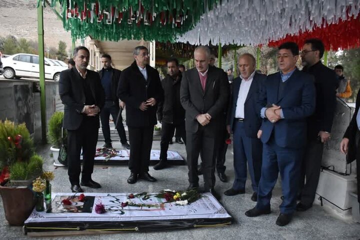 ادای احترام معاون رئیسجمهور به مقام شامخ شهدای خرمآباد