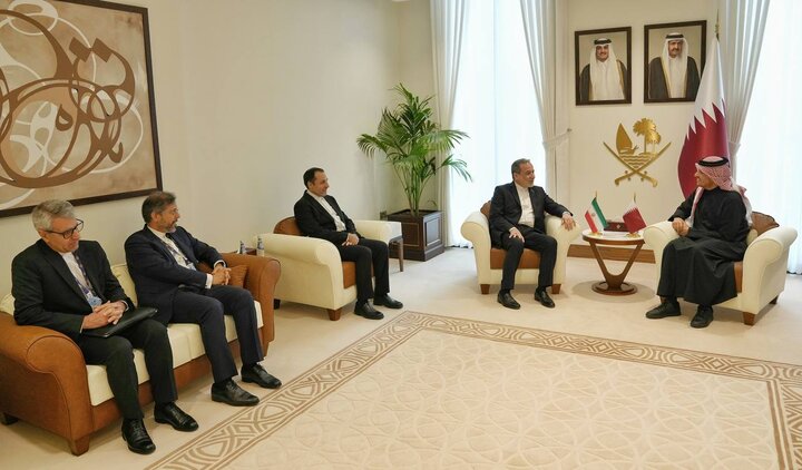 وزير الخارجية الايراني يلتقي نظيره القطري في الدوحة