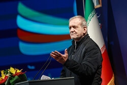 پزشکیان: کتاب‌خوانی مسیر رشد فکری و شکل‌گیری شخصیت انسان است