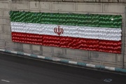 الكشف عن علم إيراني بارتفاع 15 متراً مزين بـ 600 فراشة تخليداً لذكرى الشهداء