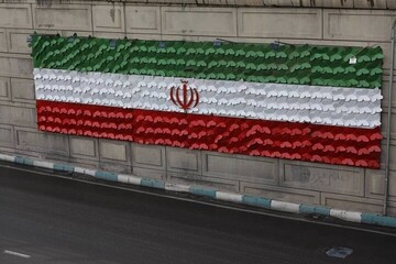 الكشف عن علم إيراني بارتفاع 15 متراً مزين بـ 600 فراشة تخليداً لذكرى الشهداء