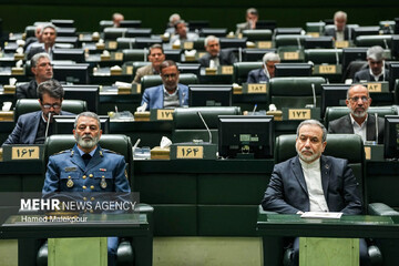 وقتی کاغذ تنها می‌ماند؛ از منچوری تا یک قاب در مجلس