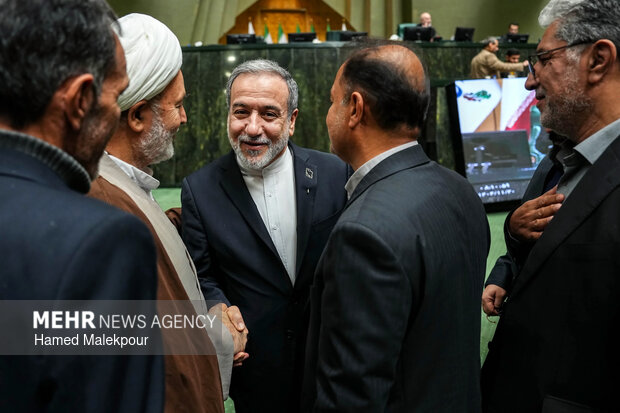 جلسه غیرعلنی مجلس با حضور رئیس ستاد کل نیروهای مسلح و وزیر امور خارجه