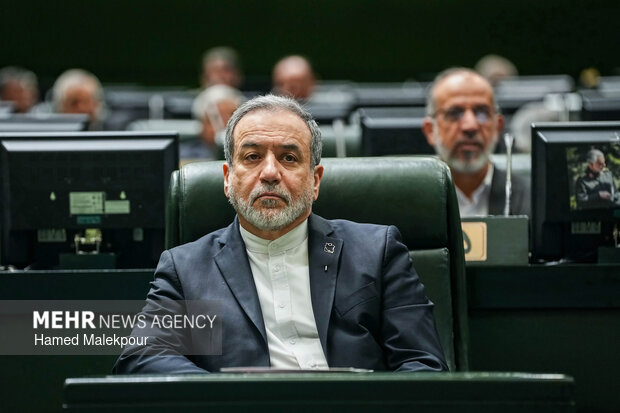 جلسه غیرعلنی مجلس با حضور رئیس ستاد کل نیروهای مسلح و وزیر امور خارجه