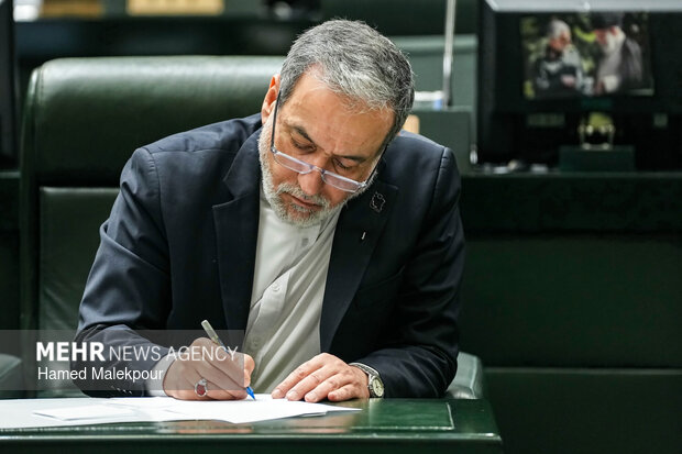 جلسه غیرعلنی مجلس با حضور رئیس ستاد کل نیروهای مسلح و وزیر امور خارجه