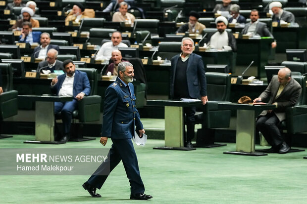 جلسه غیرعلنی مجلس با حضور رئیس ستاد کل نیروهای مسلح و وزیر امور خارجه