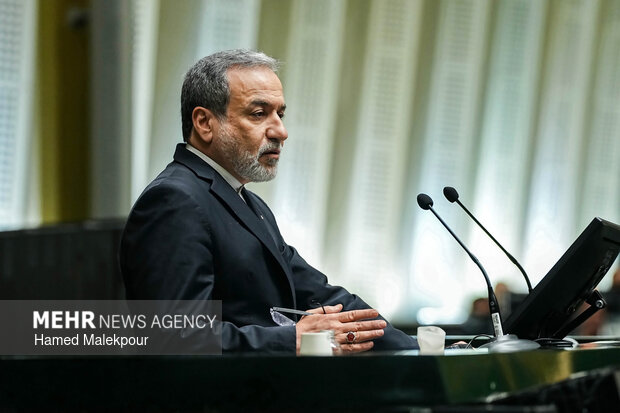 جلسه غیرعلنی مجلس با حضور رئیس ستاد کل نیروهای مسلح و وزیر امور خارجه