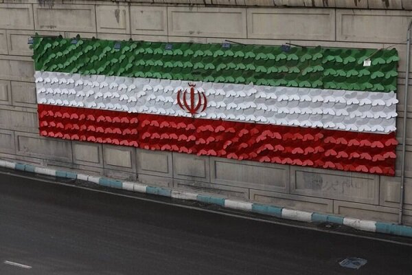الكشف عن علم إيراني بارتفاع 15 متراً مزين بـ 600 فراشة تخليداً لذكرى الشهداء