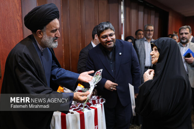 آیین بدرقه کاروان خانواده معظم شهدا وایثارگران به عتبات عالیات