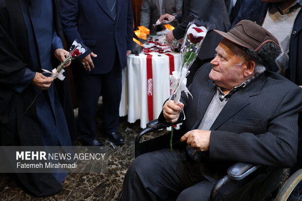 آیین بدرقه کاروان خانواده معظم شهدا وایثارگران به عتبات عالیات