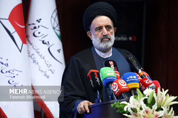 آیین بدرقه کاروان خانواده معظم شهدا وایثارگران به عتبات عالیات