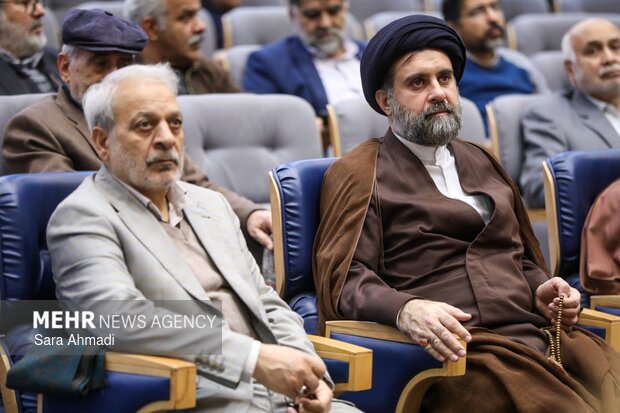 اجتماع خانوادگی در محکومیت هتک حرمت به قرآن در مشهد