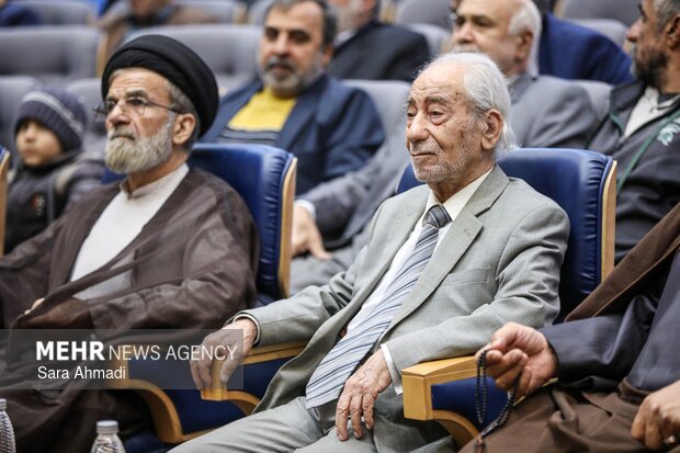 اجتماع خانوادگی در محکومیت هتک حرمت به قرآن در مشهد