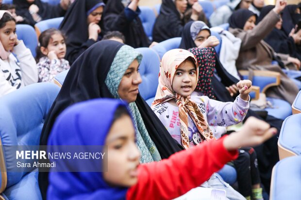 اجتماع خانوادگی در محکومیت هتک حرمت به قرآن در مشهد