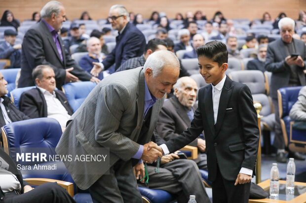 اجتماع خانوادگی در محکومیت هتک حرمت به قرآن در مشهد