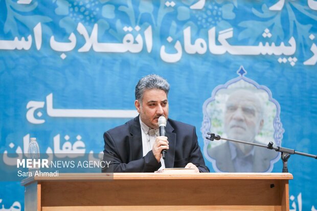 اجتماع خانوادگی در محکومیت هتک حرمت به قرآن در مشهد