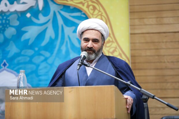 اجتماع خانوادگی در محکومیت هتک حرمت به قرآن در مشهد