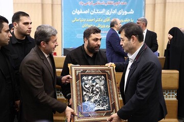 تجلیل وزیر ورزش از پدر شهیده هشت ساله‌ اصفهانی