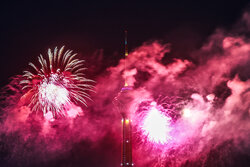 بانگ «الله‌اکبر» از لنز مهر؛ ورامین در شب ۲۲ بهمن نورباران شد