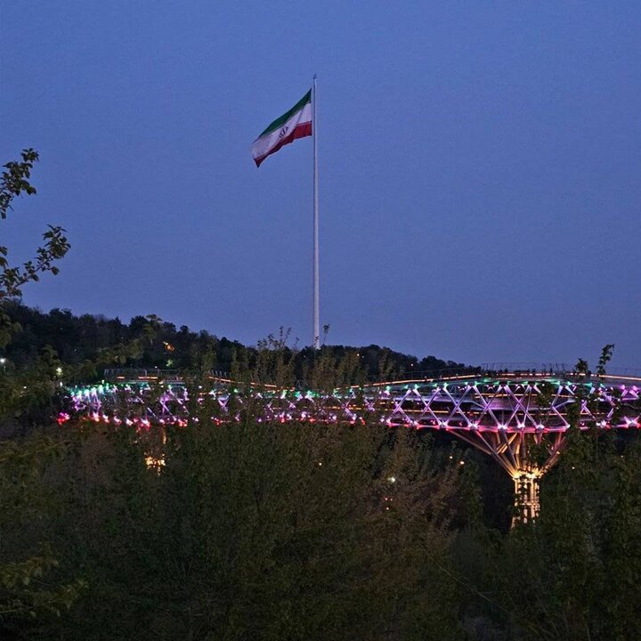 پل طبیعت امشب به رنگ پرچم ایران درمیآید