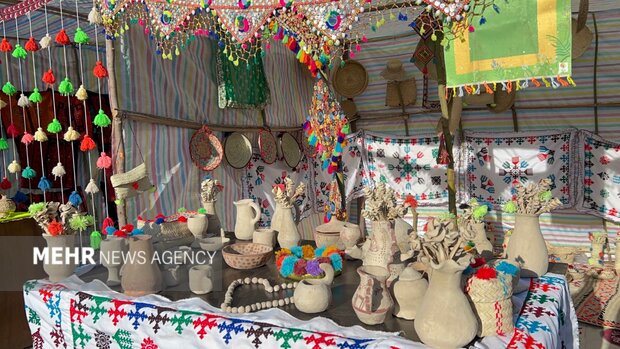 برپایی نمایشگاه فرهنگی و صنایع‌دستی زنان سرپرست خانوار در مهرستان