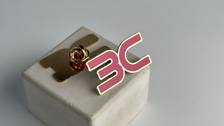 نشان افتخار بر یقه مدیران؛ بررسی نقش بج سینه در هویت سازی سازمانی