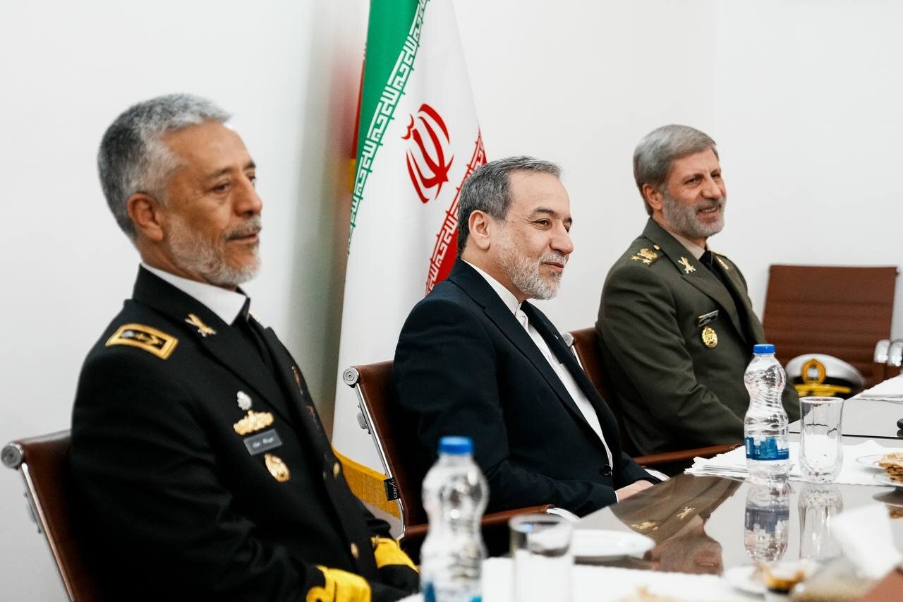 وزير الخارجية يستقبل كبار قادة الجيش