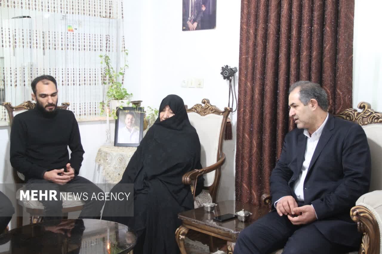 دیدار معاون استاندار گیلان با خانواده شهدای آستارایی اغتشاشات دیماه دیدار معاون استاندار گیلان با خانواده شهدای آستارایی اغتشاشات دیماه