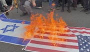 Tahran'da ABD ve İsrail bayrakları yakıldı