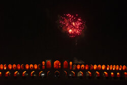 نور افشانی شب پیروزی انقلاب اسلامی در اصفهان