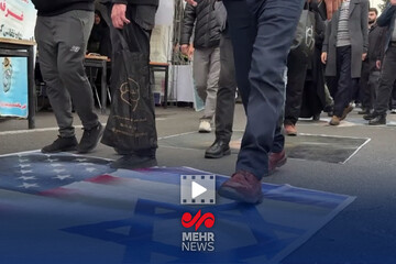 لگد کردن عکس رئیس جمهور قمارباز آمریکا در راهپیمایی ۲۲ بهمن