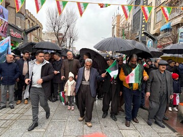 آغاز راهپیمایی ۲۲ بهمن در سنندج زیر بارش باران