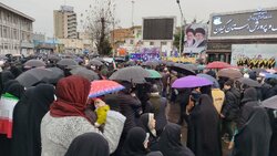 باران هم مانع نشد؛ آغاز ۲۲ بهمن در رشت