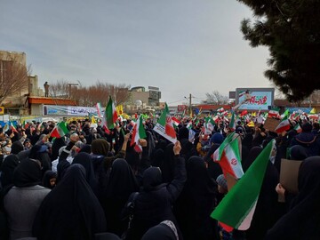 Erak halkı Devrim Zaferinin 47. yıoldönümünü kutluyor