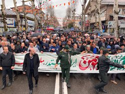 قدم‌های استوار گیلانی‌ها در مسیر ۲۲ بهمن زیر بارش باران
