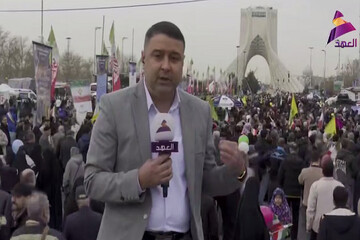 العهد گزارش داد:نمایش موشکها و فرود آمدن چتربازان در میدان آزادی +فیلم