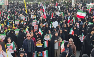 آغاز راهپیمایی مردم قم در سالروز ۲۲ بهمن