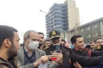 سلفی با سردار رادان در راهپیمایی ۲۲ بهمن