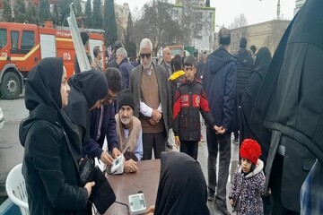 استقرار ایستگاه غربالگری سلامت در مسیر راهپیمایی ۲۲ بهمن خرم‌آباد