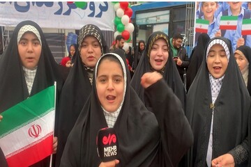 مردم ارومیه: پشت رهبر و انقلابمان تا آخر ایستاده ایم