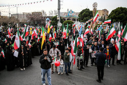 پیوند نسل‌ها در راهپیمایی قم؛ از انقلابیون۵۷ تا نوجوانان دهه هشتادی