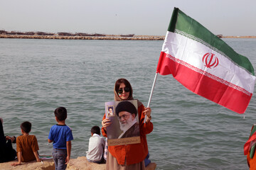 People of Bushehr mark 22 Bahman