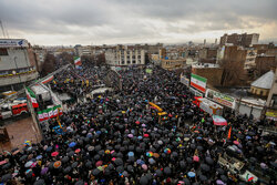 Tebriz'de yağmura rağmen 11 Şubat törenine binlerce kişi katıldı