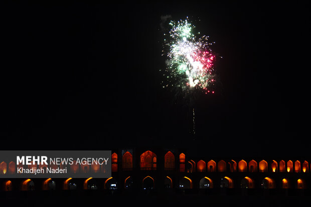 نور افشانی شب پیروزی انقلاب اسلامی در اصفهان
