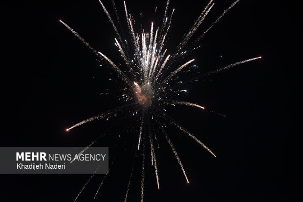 نور افشانی شب پیروزی انقلاب اسلامی در اصفهان