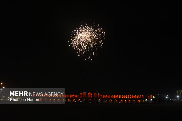نور افشانی شب پیروزی انقلاب اسلامی در اصفهان